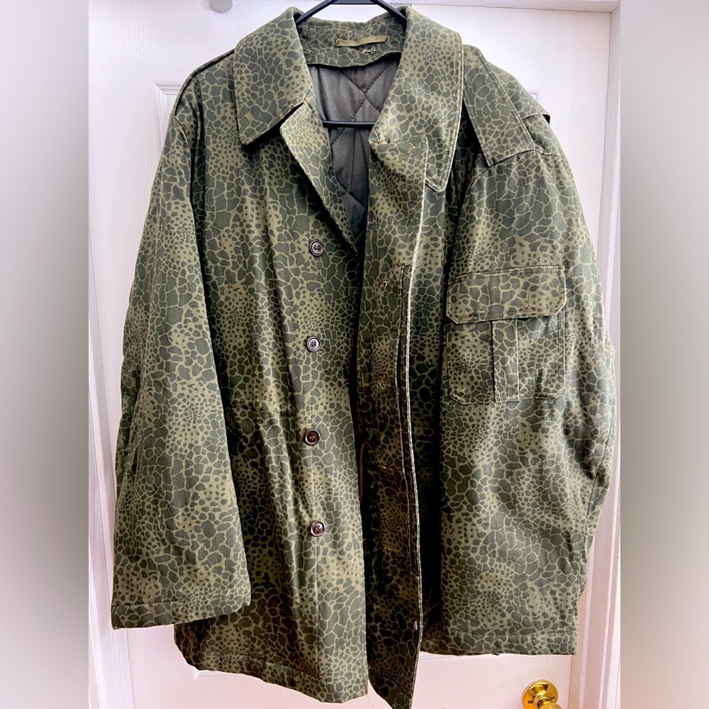 Mens (L) green spotted military coat with warm quilted liner